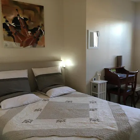 La Roseraie Résidence Près De Vichy Maison d'hôtes